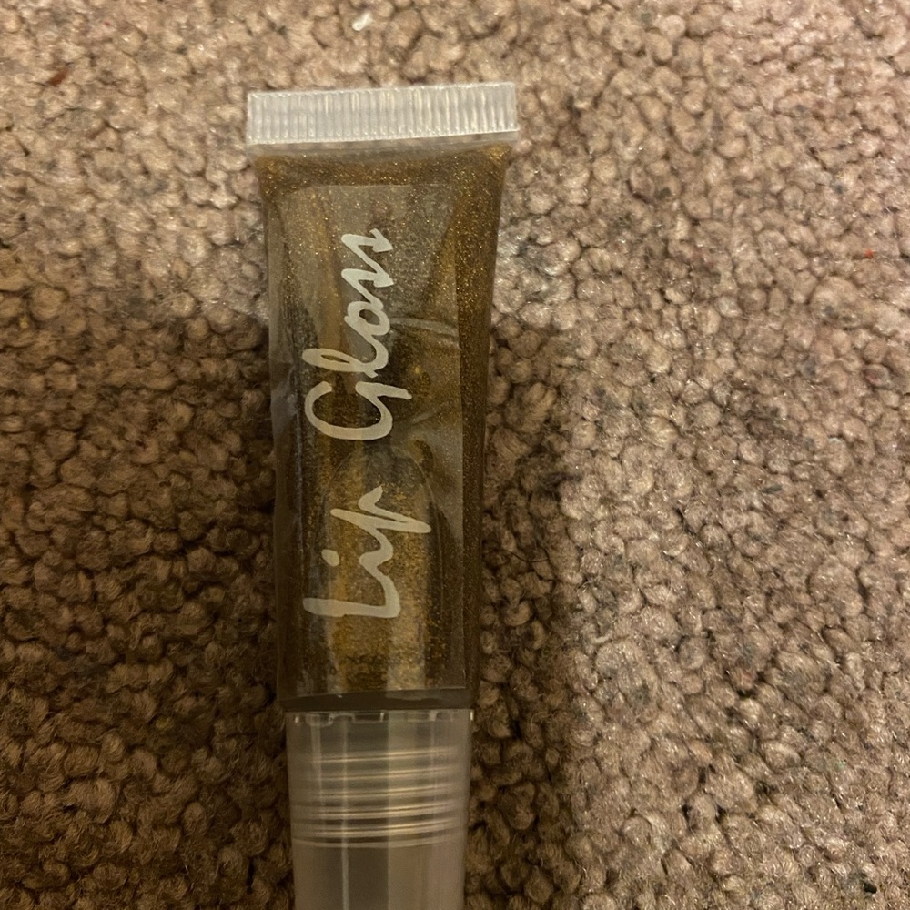 A chocolate tinted lipgloss with Avocado oil and coconut oil.